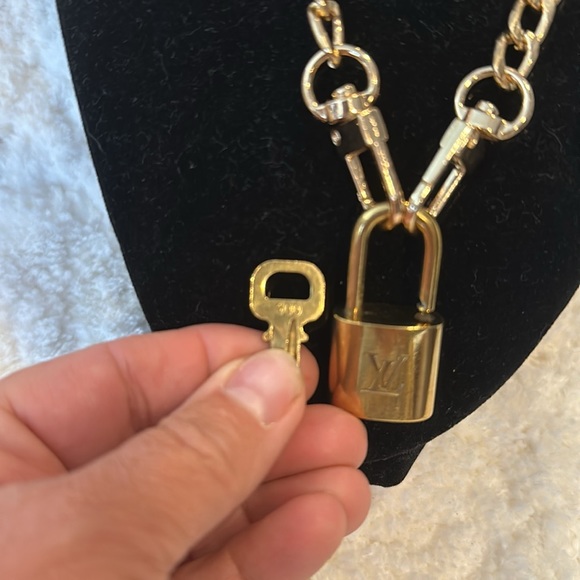 Louis Vuitton Lock & Key # 300 - Picture 5 of 6